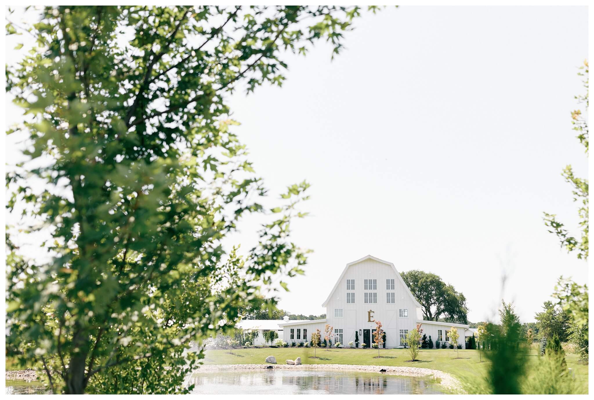 gorgeous white barn wedding at etre farms near saint joseph michigan by josh and andrea photography