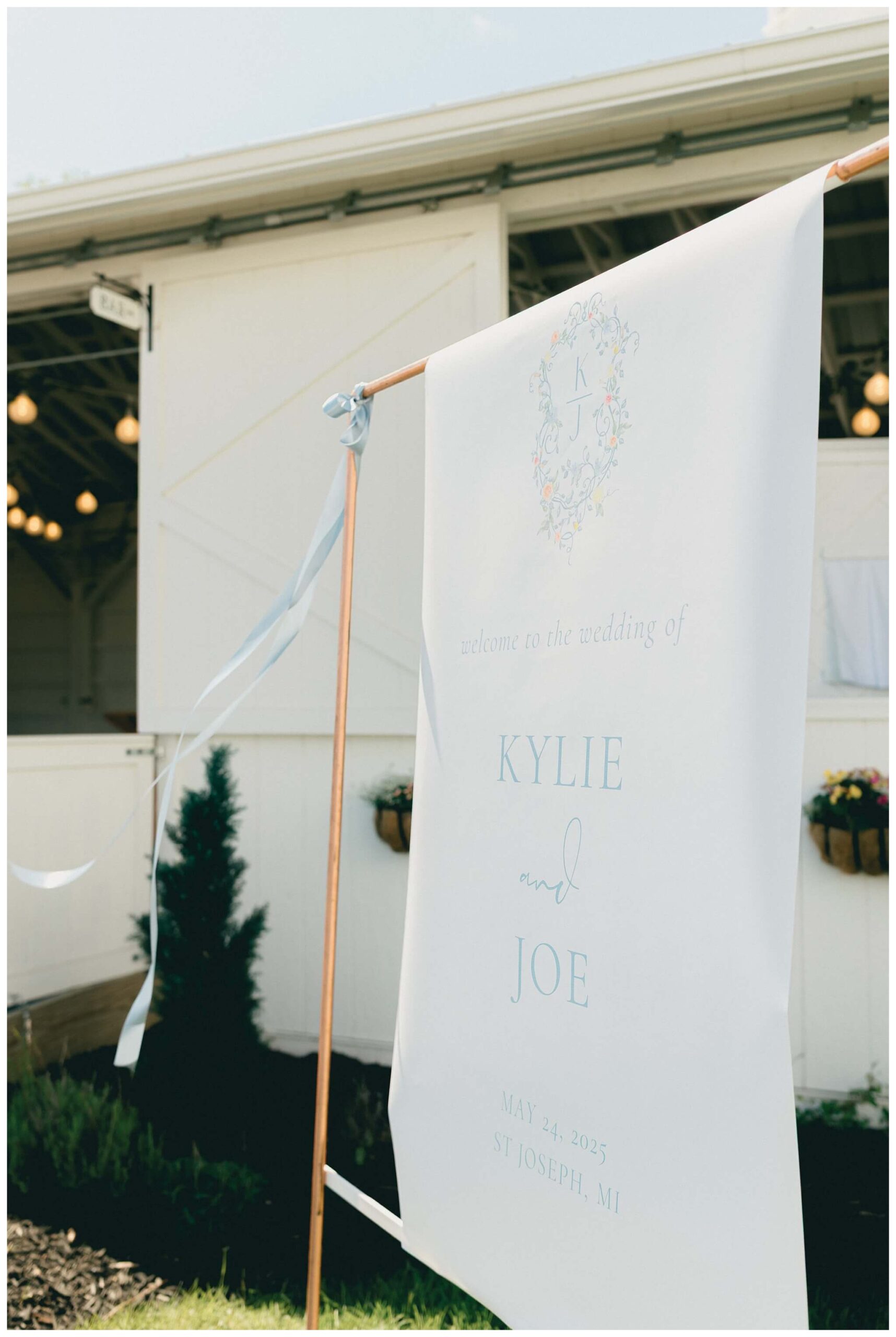 colorful white barn wedding at etre farms by lake michigan near saint joseph michigan by josh and andrea photography 