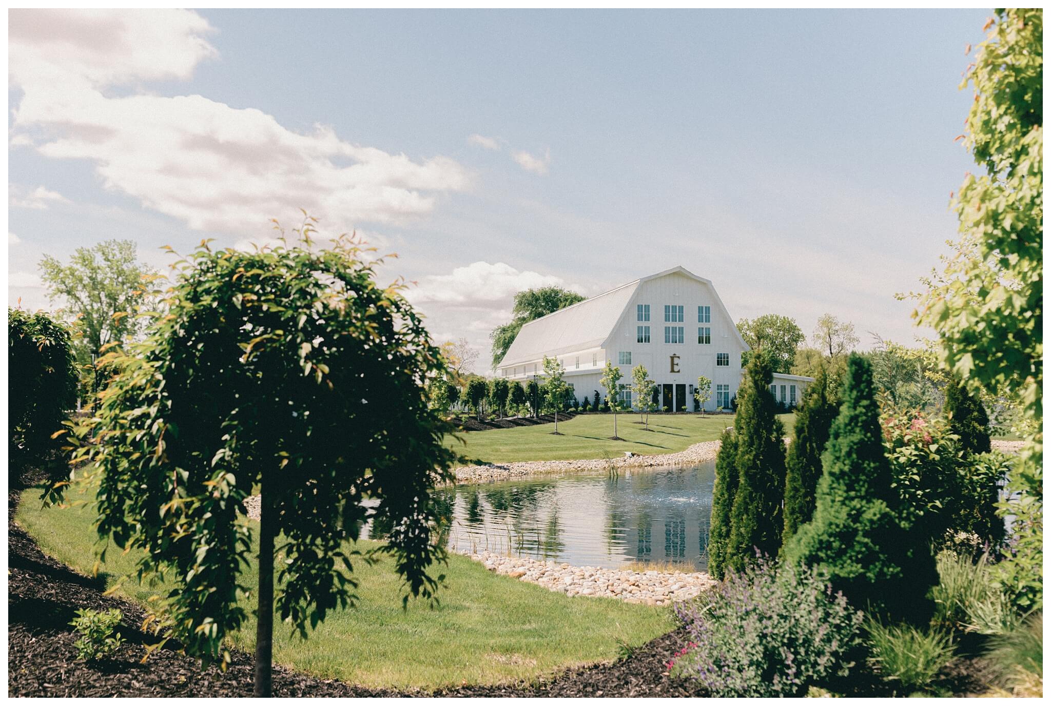 colorful white barn wedding at etre farms by lake michigan near saint joseph michigan by josh and andrea photography 