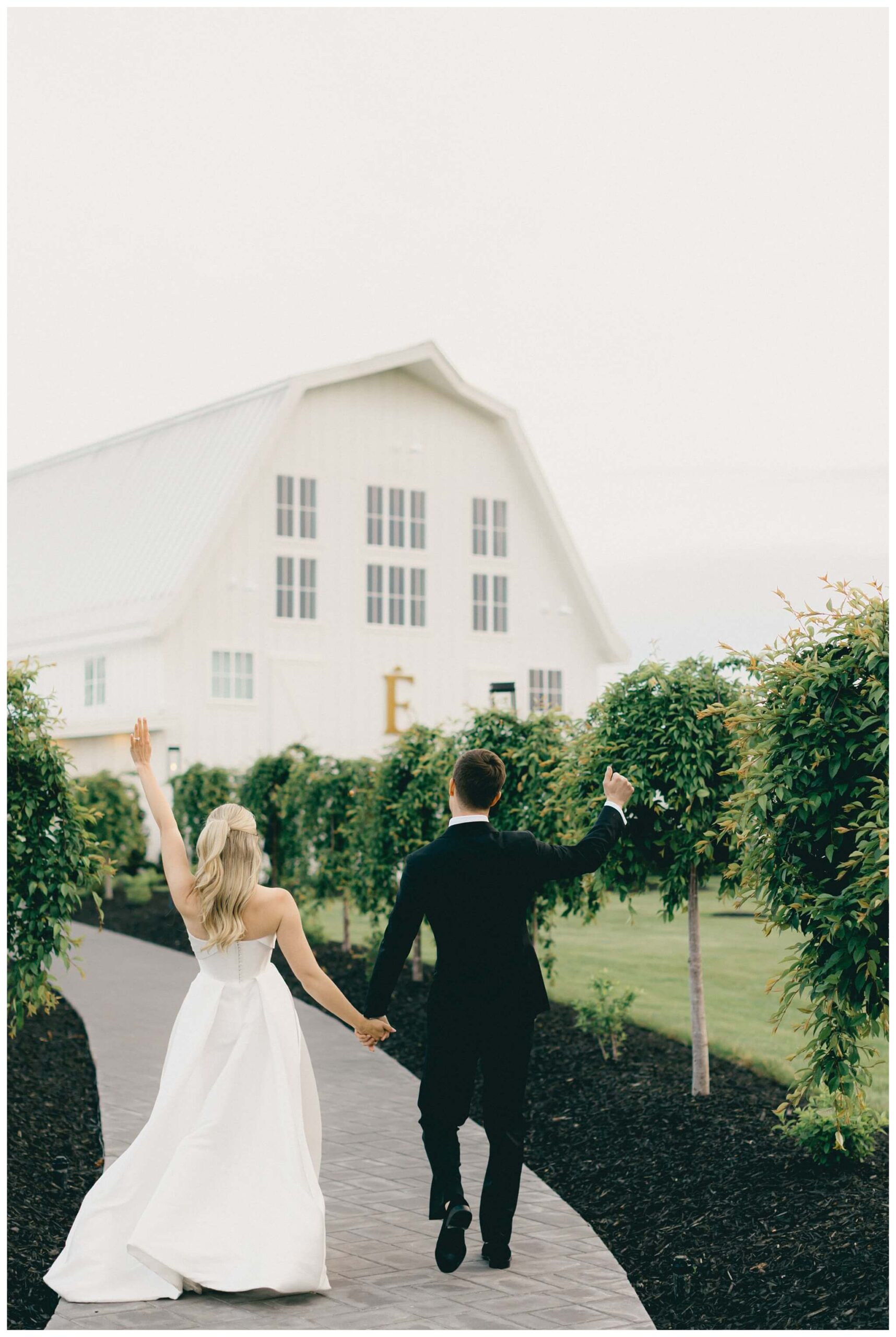 colorful white barn wedding at etre farms by lake michigan near saint joseph michigan by josh and andrea photography 