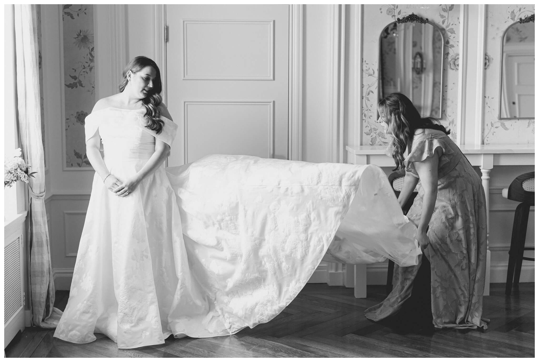 romantic beautiful mansion wedding photos at the war memorial in grosse pointe michigan by fear no more events and josh and andrea photography