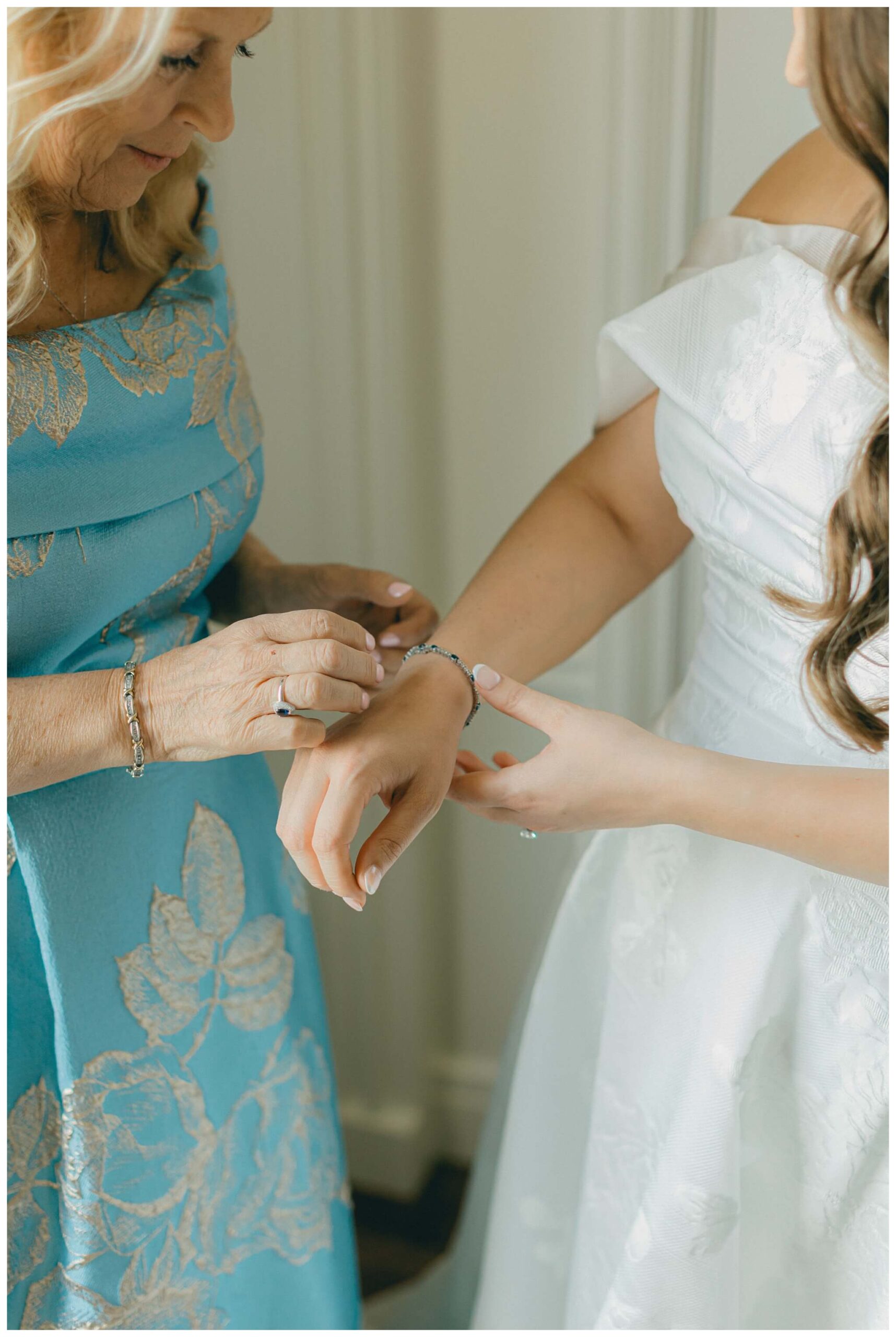 romantic beautiful mansion wedding photos at the war memorial in grosse pointe michigan by fear no more events and josh and andrea photography