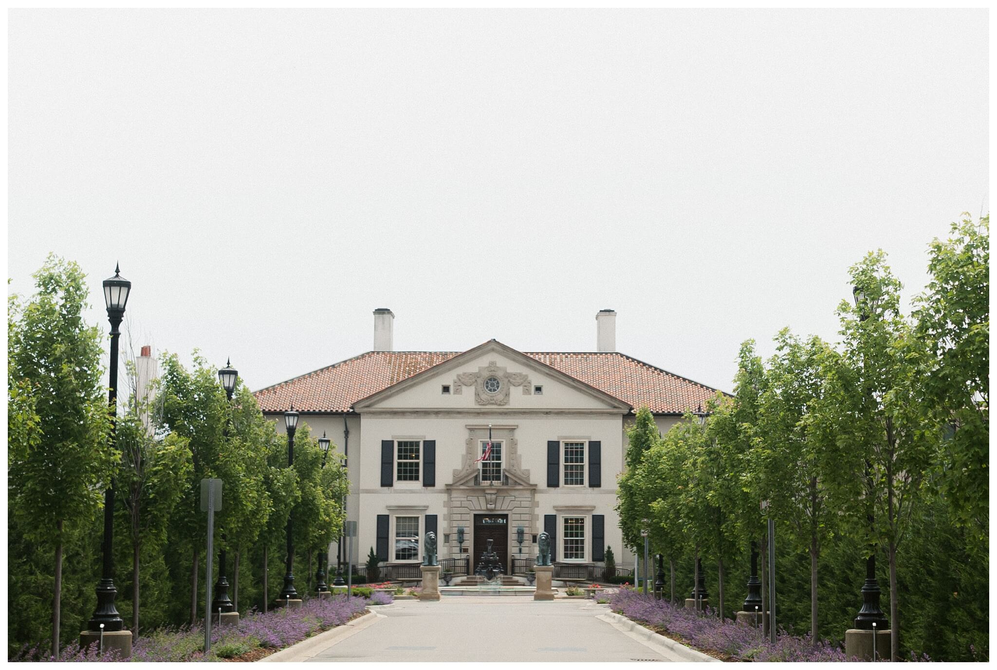 romantic beautiful mansion wedding photos at the war memorial in grosse pointe michigan by fear no more events and josh and andrea photography