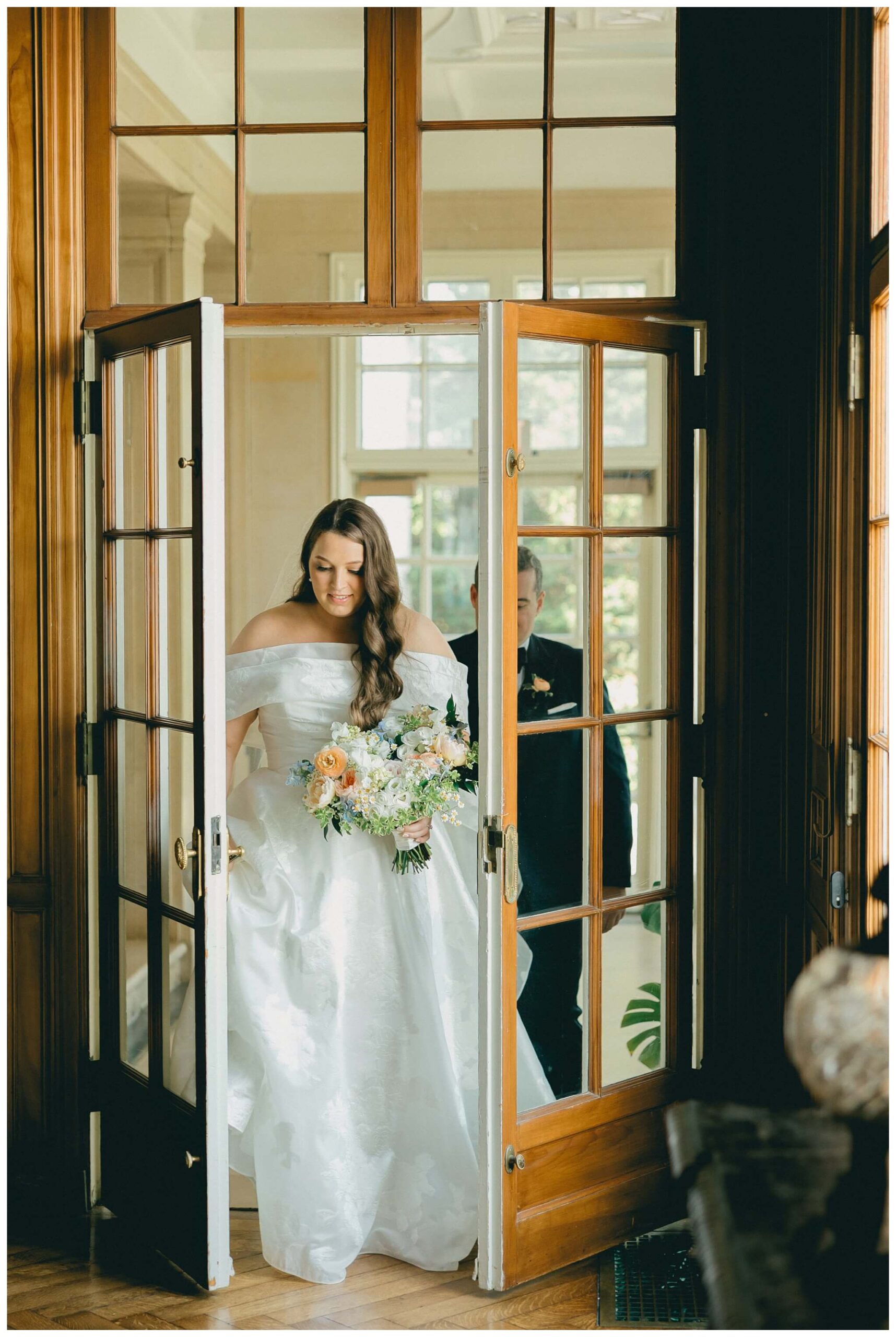 romantic beautiful mansion wedding photos at the war memorial in grosse pointe michigan by fear no more events and josh and andrea photography