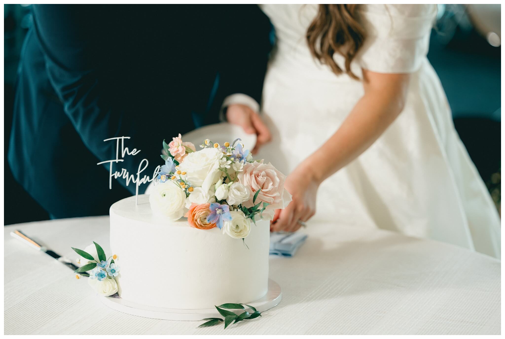 romantic beautiful mansion wedding photos at the war memorial in grosse pointe michigan by fear no more events and josh and andrea photography