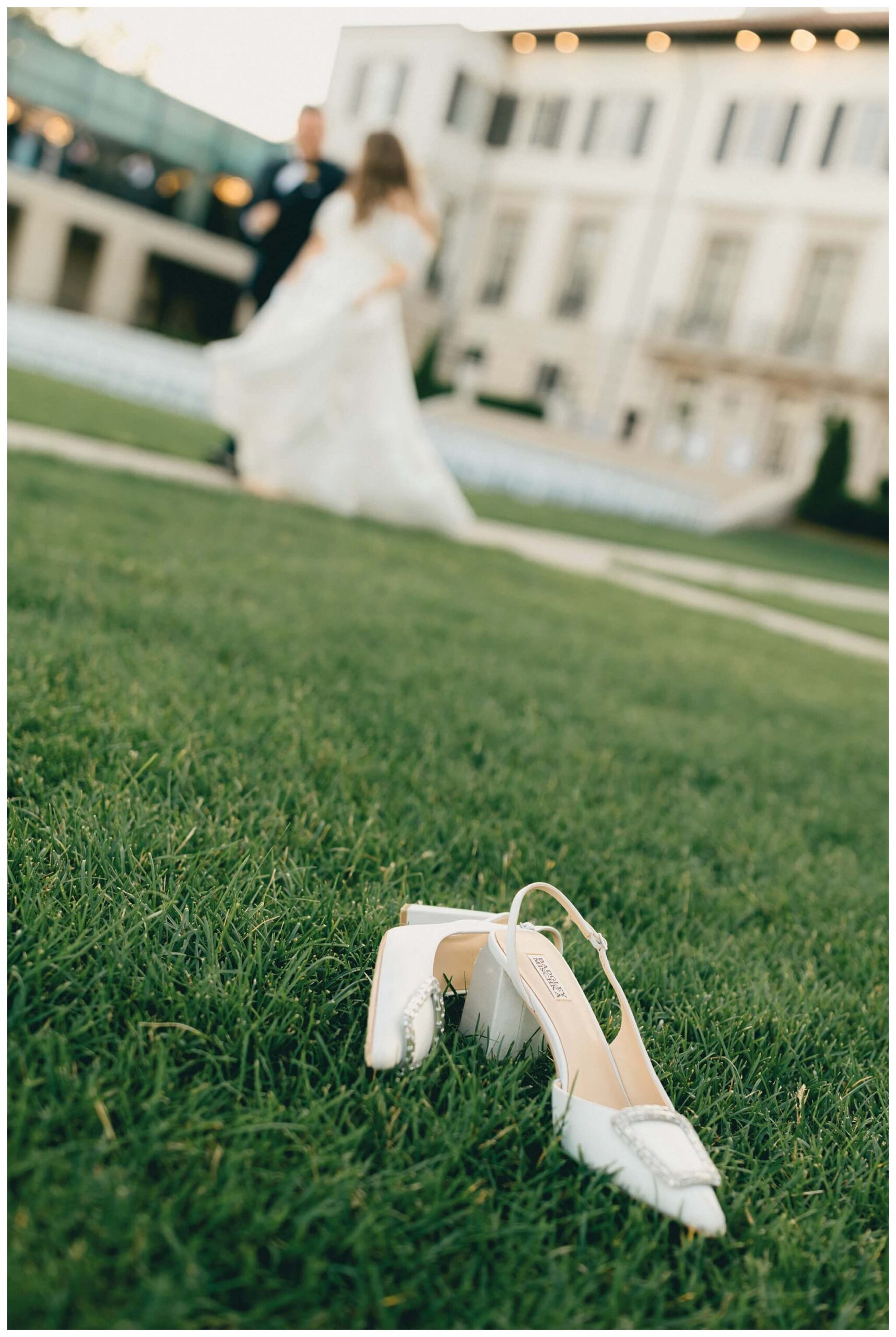 romantic beautiful mansion wedding photos at the war memorial in grosse pointe michigan by fear no more events and josh and andrea photography