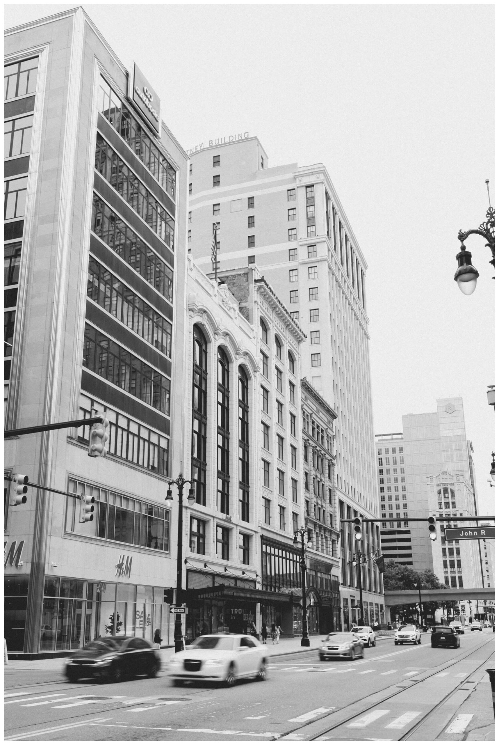 romantic date night engagement shoot inspiration in the downtown chicago and trivoli tavern by josh and andrea photography 