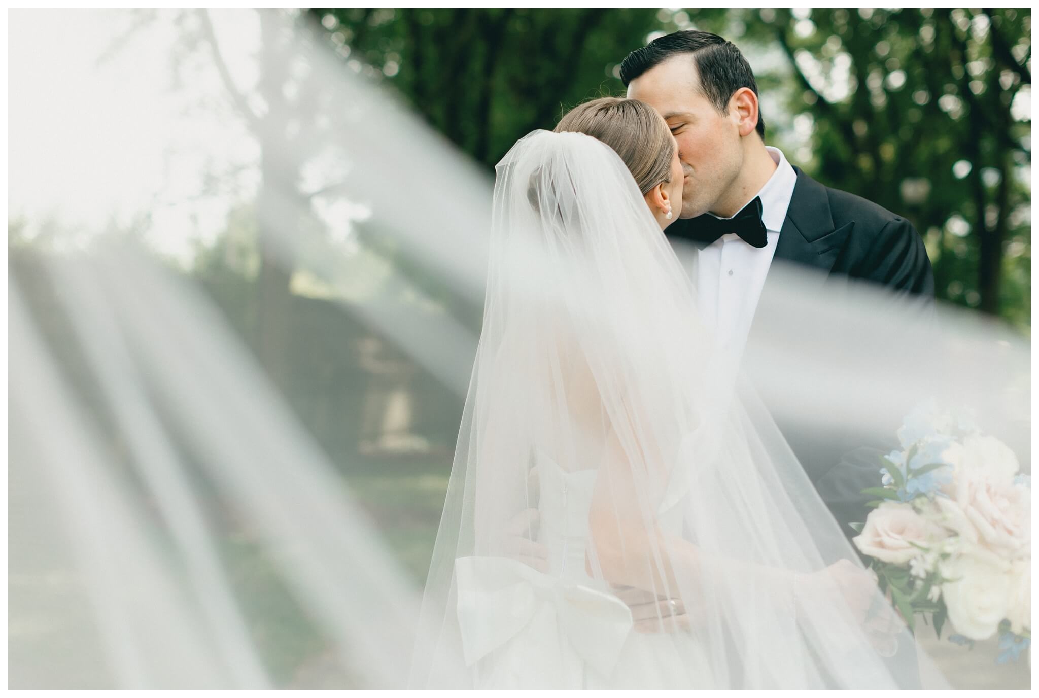 iconic black tie wedding at the pendry the dalcy grant park in downtown chicago with amelia cole events by josh and andrea photography 