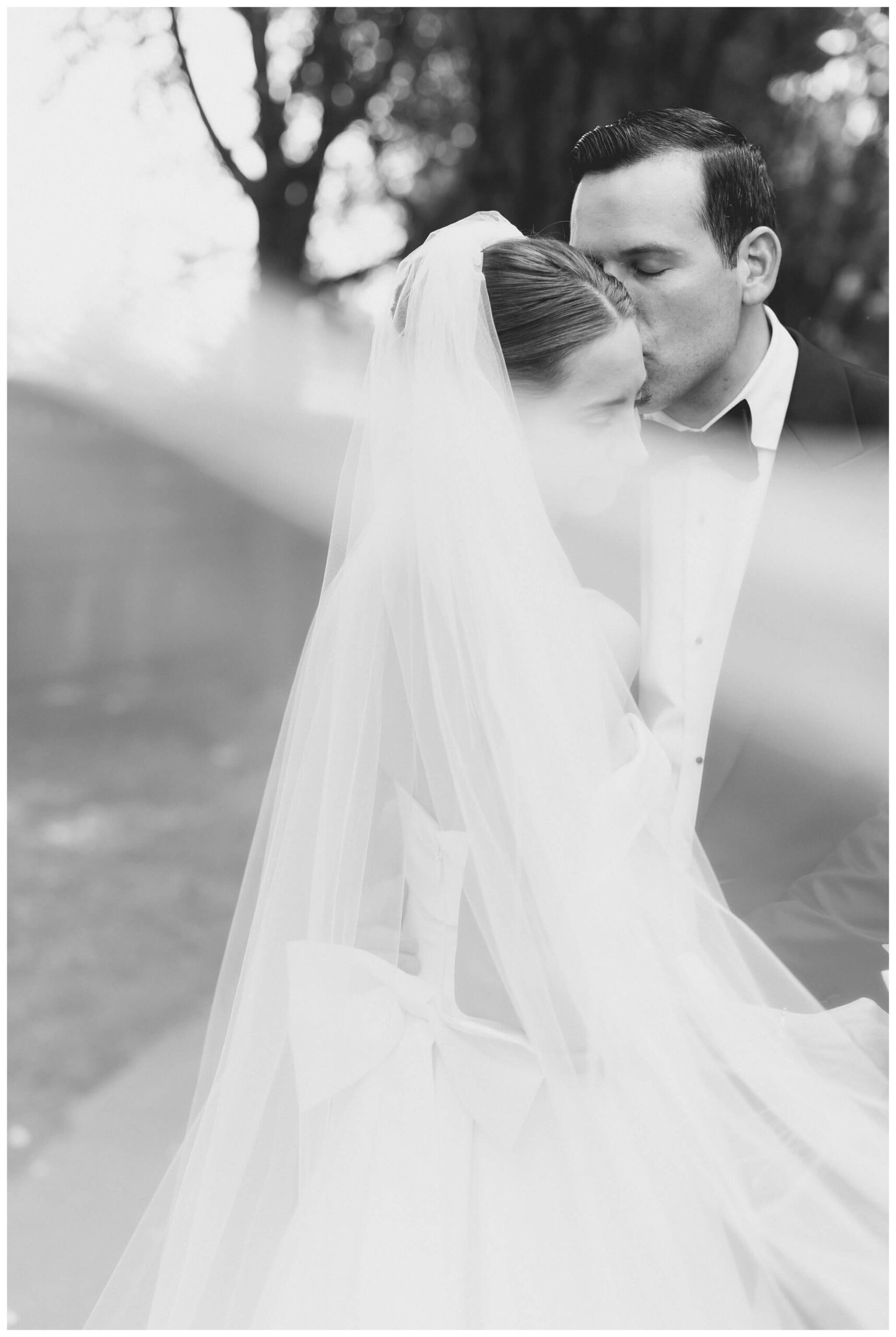 iconic black tie wedding at the pendry the dalcy grant park in downtown chicago with amelia cole events by josh and andrea photography 
