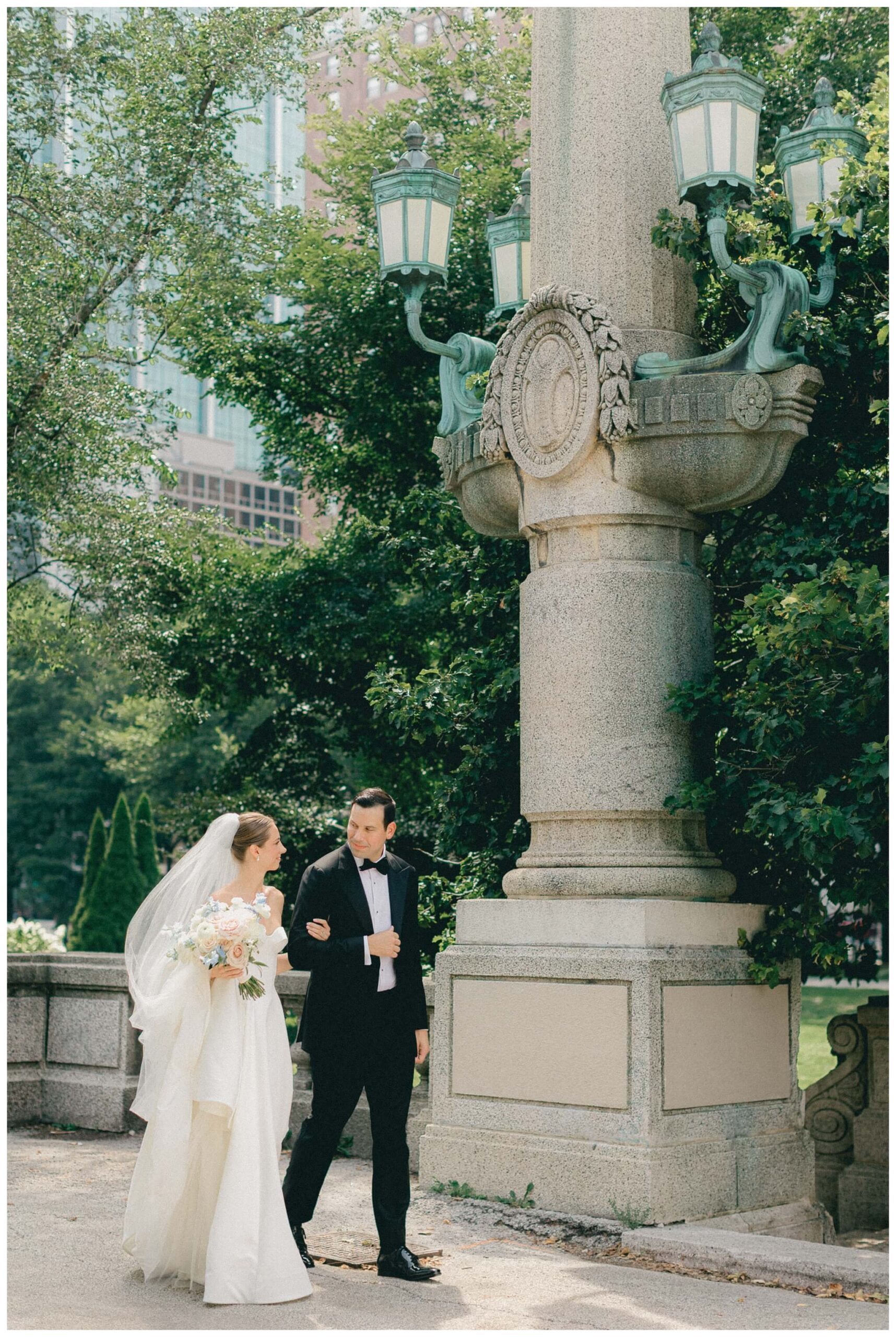 iconic black tie wedding at the pendry the dalcy grant park in downtown chicago with amelia cole events by josh and andrea photography 