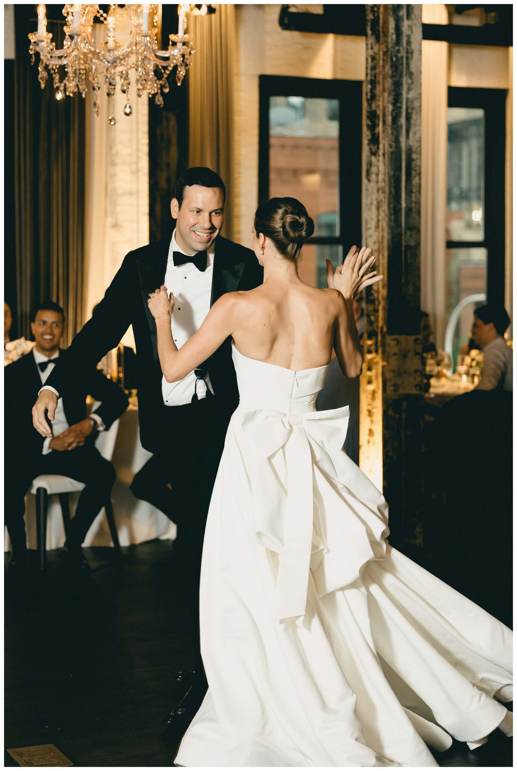 iconic black tie wedding at the pendry the dalcy grant park in downtown chicago with amelia cole events by josh and andrea photography 