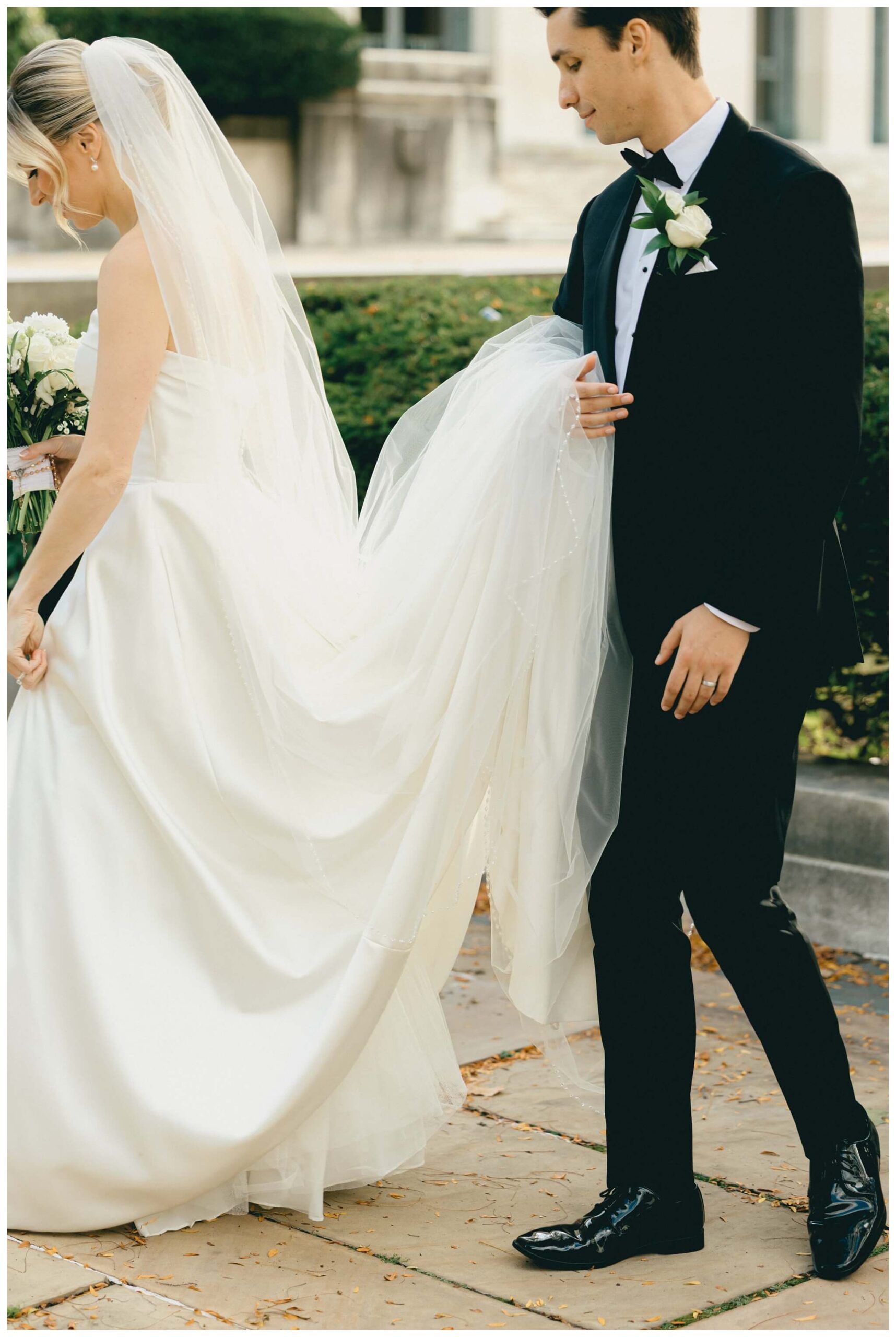 black and white hollywood inspired downtown wedding at the detroit institute of arts and colony club by josh and andrea photography