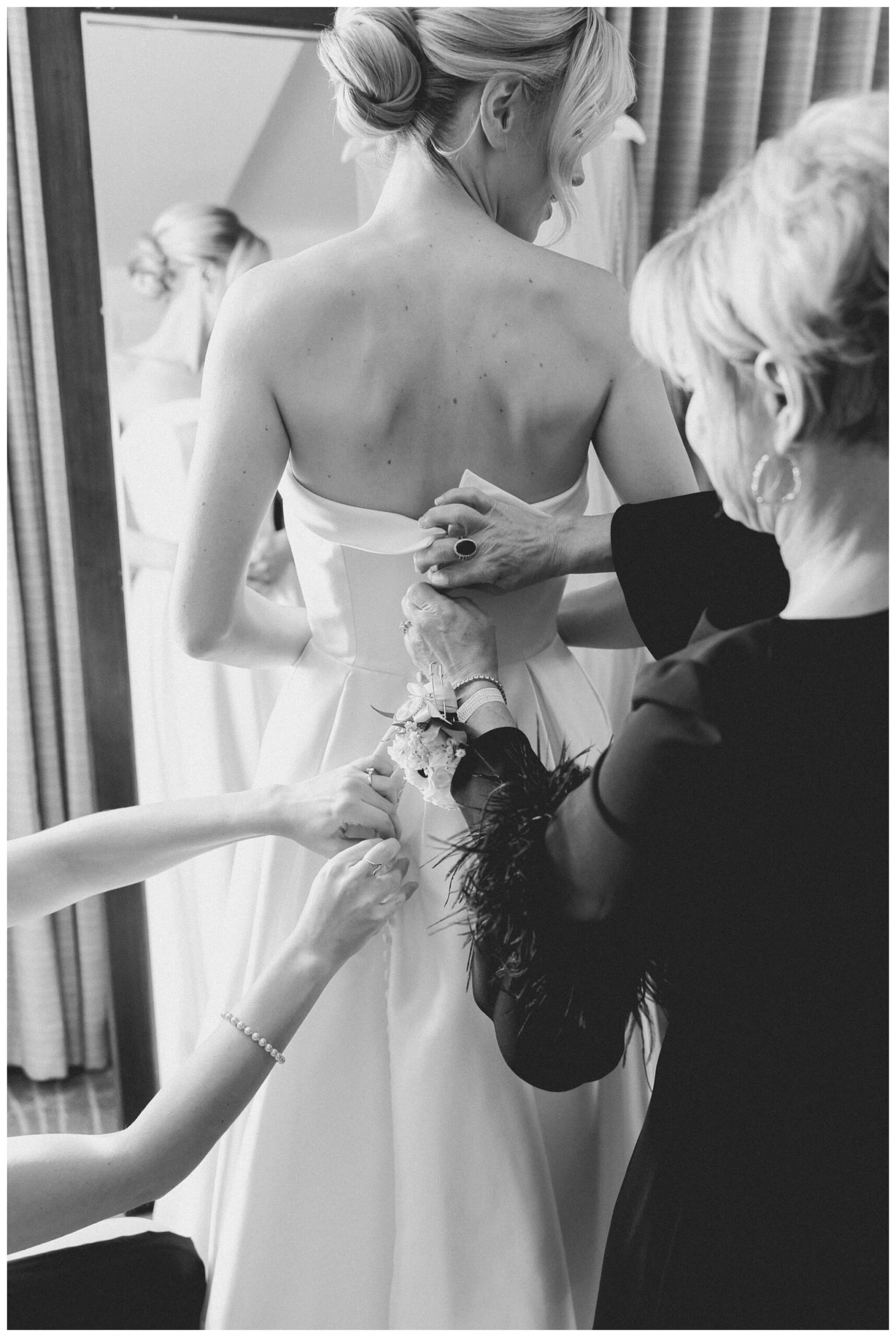 black and white hollywood inspired downtown wedding at the detroit institute of arts and colony club by josh and andrea photography