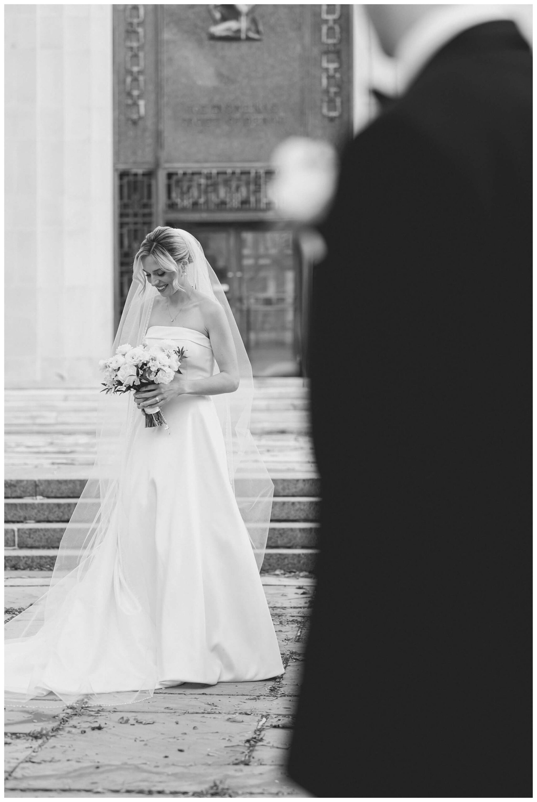 black and white hollywood inspired downtown wedding at the detroit institute of arts and colony club by josh and andrea photography