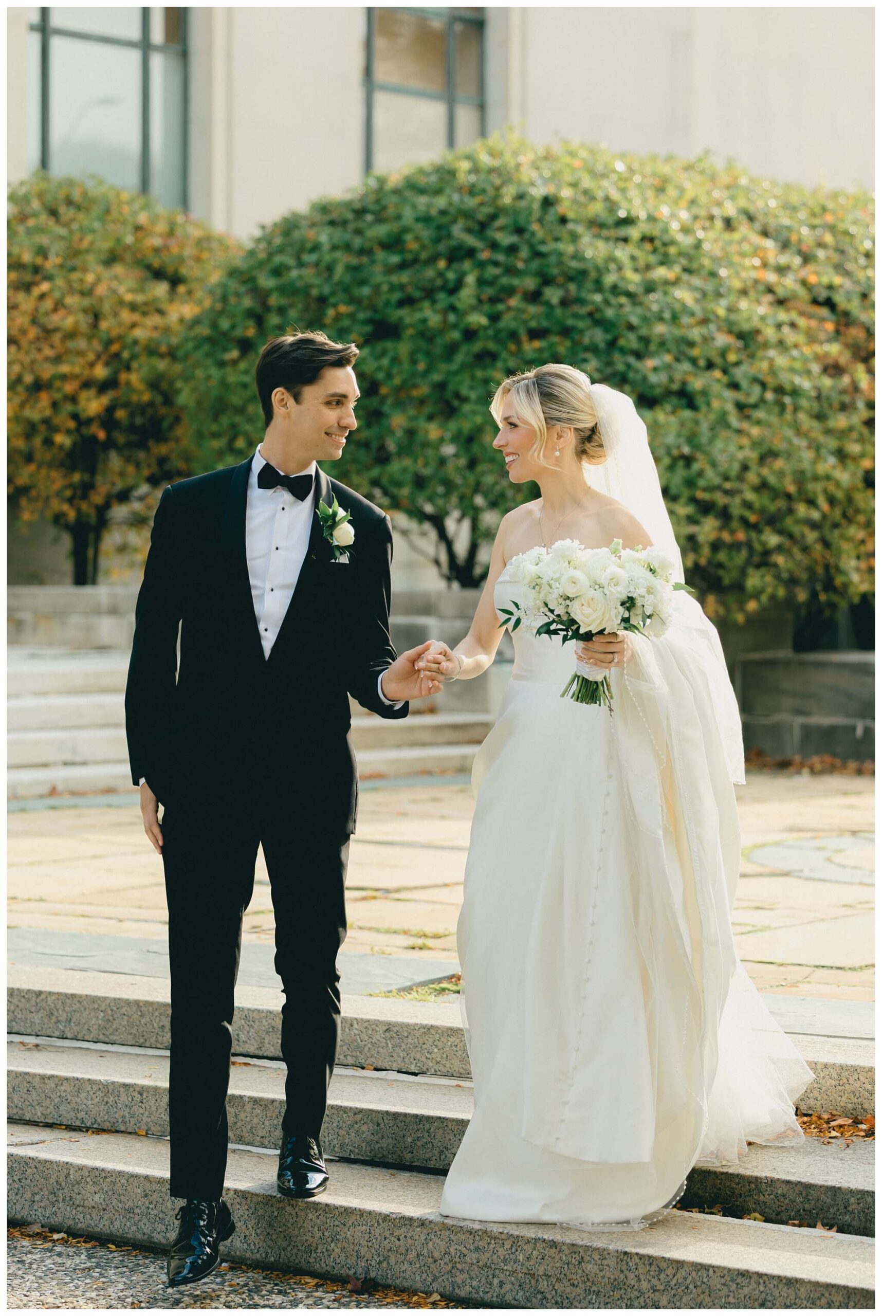black and white hollywood inspired downtown wedding at the detroit institute of arts and colony club by josh and andrea photography
