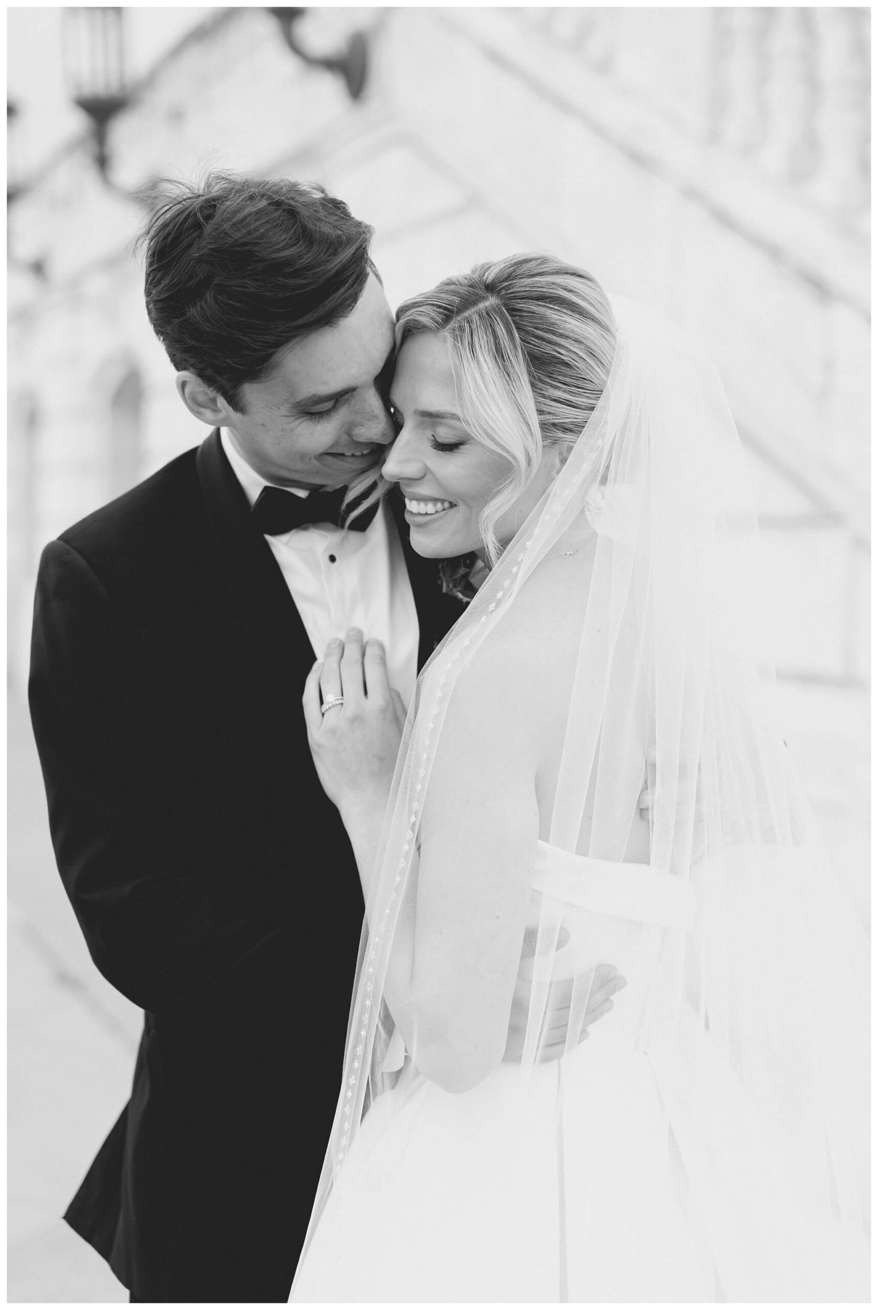 black and white hollywood inspired downtown wedding at the detroit institute of arts and colony club by josh and andrea photography