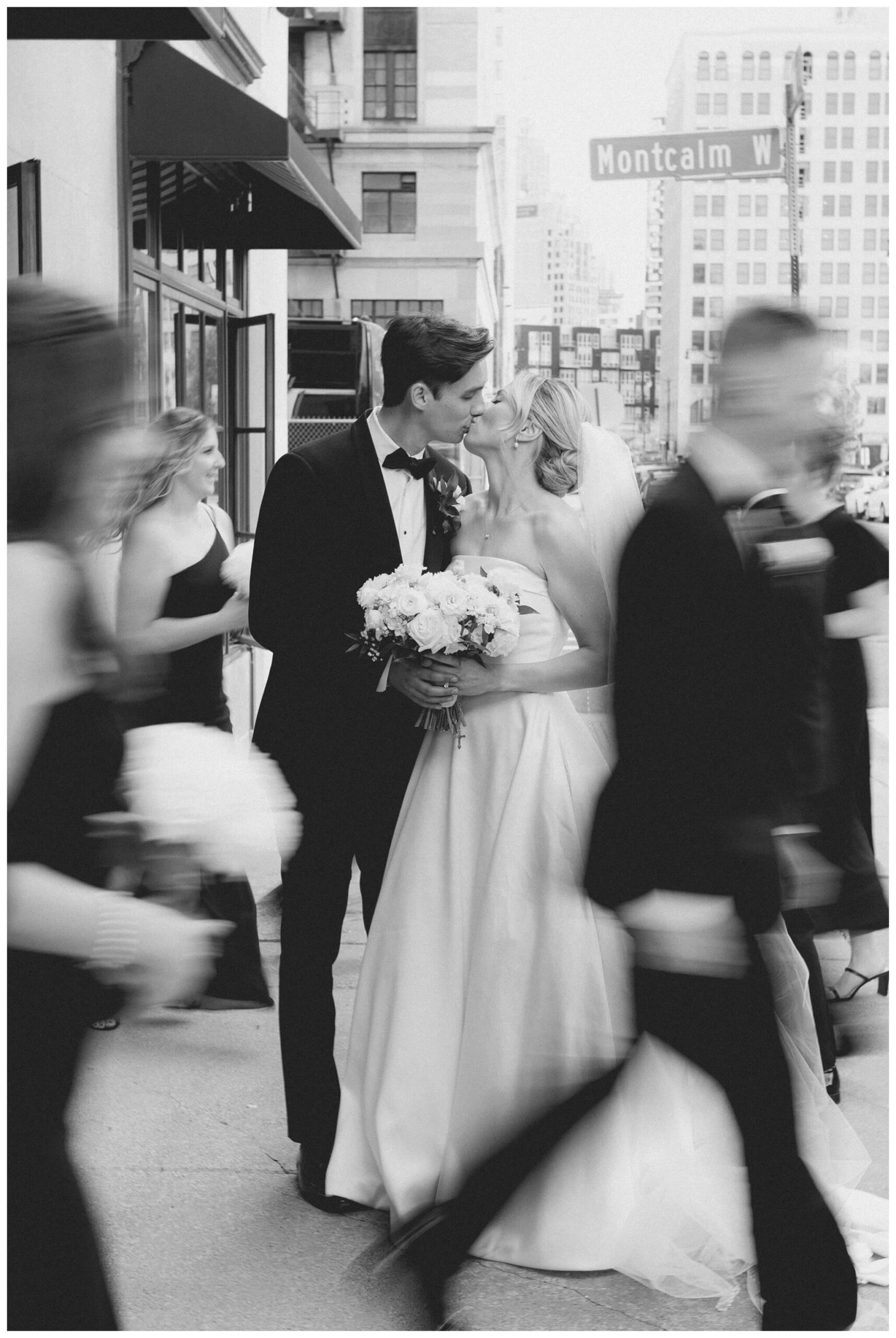 black and white hollywood inspired downtown wedding at the detroit institute of arts and colony club by josh and andrea photography