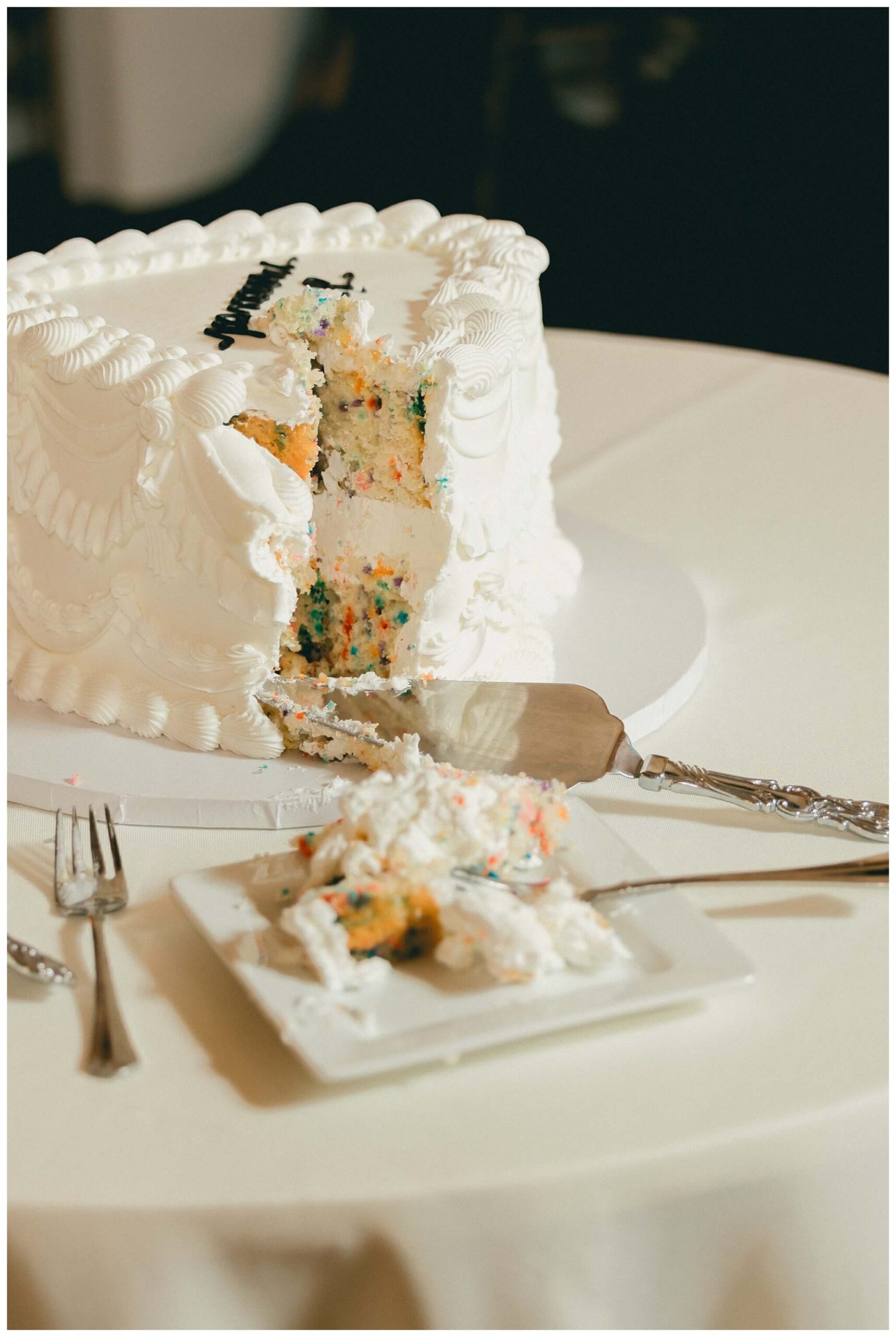 black and white hollywood inspired downtown wedding at the detroit institute of arts and colony club by josh and andrea photography