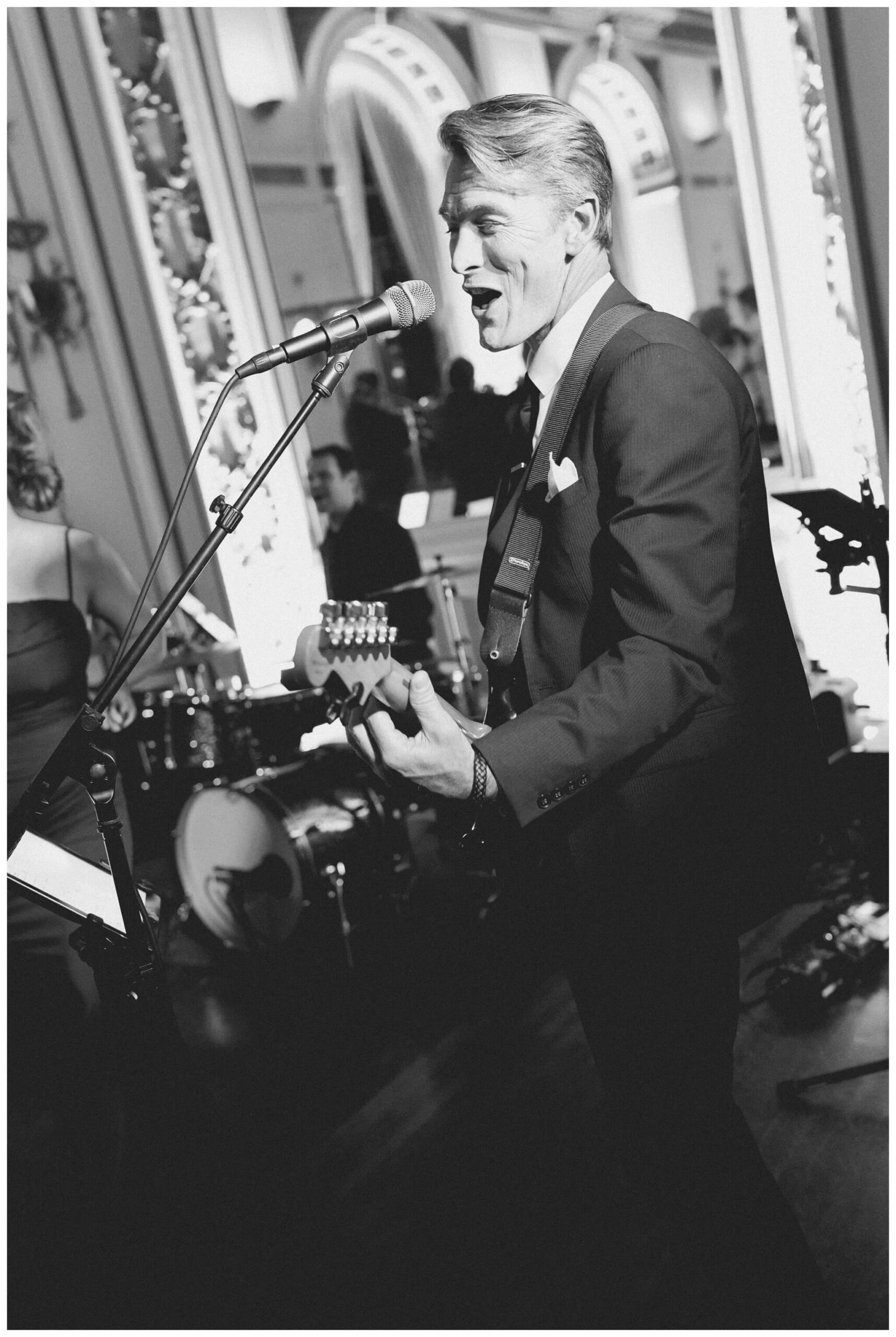 black and white hollywood inspired downtown wedding at the detroit institute of arts and colony club by josh and andrea photography