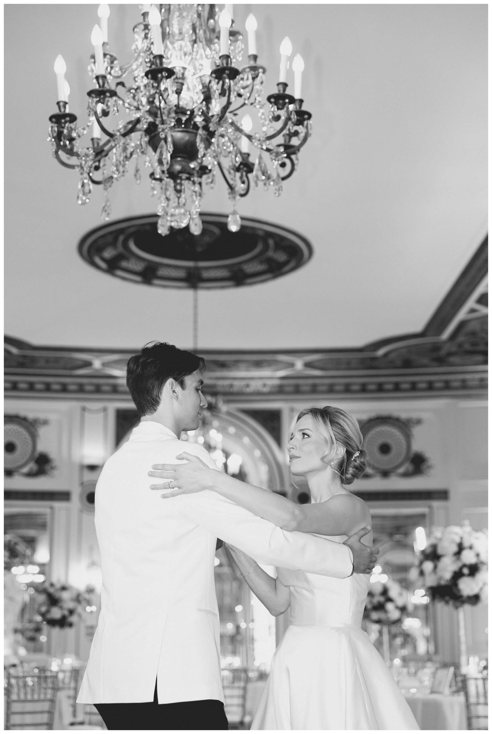 black and white hollywood inspired downtown wedding at the detroit institute of arts and colony club by josh and andrea photography