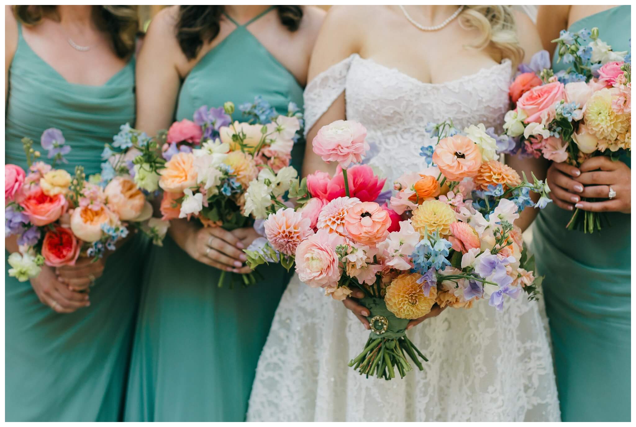 bridal florals at Shepherd's hollow golf club near clarkston michigan by josh and andrea photography 